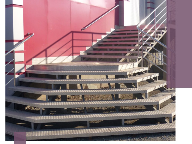 Лестницы для магазина в Лянторе — изготовление и монтаж