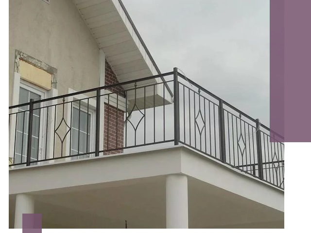 Изготовление балконных ограждений в Лянторе из металла и стекла